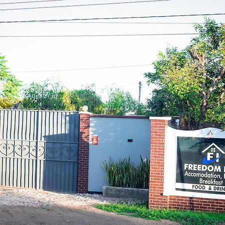 Freedom Inn Arusha Bagian luar foto